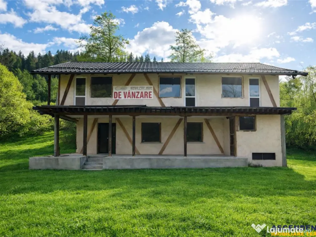 FILM! Constructie rustica tip Casa Verde, cu parau si panora