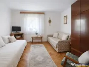 Casa cu vatra traditionala, gradina, garaj, facilitati, Codl 