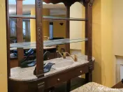 Bar elegant lemn masiv si marmura 