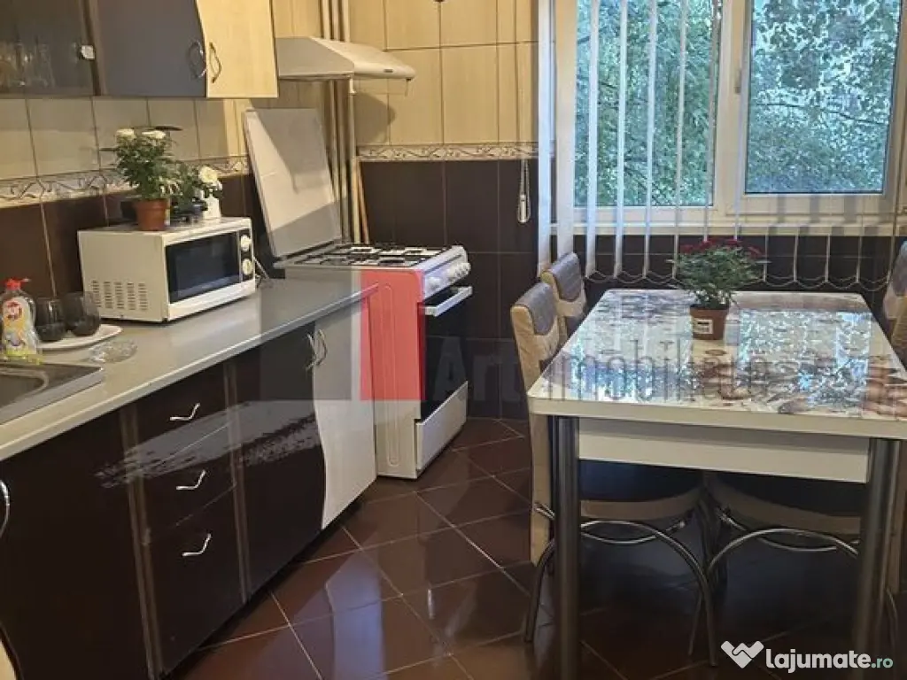 Apartament cu trei camere de inchiriat-Lujerului-Uverturi...