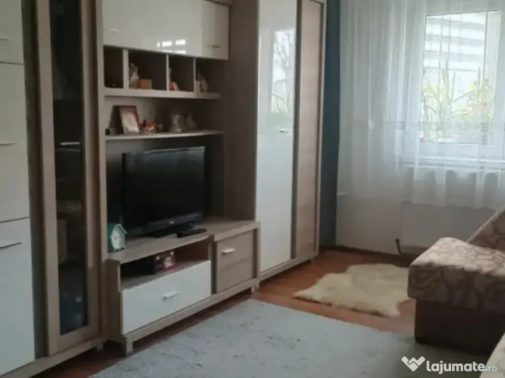 Apartament 2 camere, decomandat - zona Tractorul