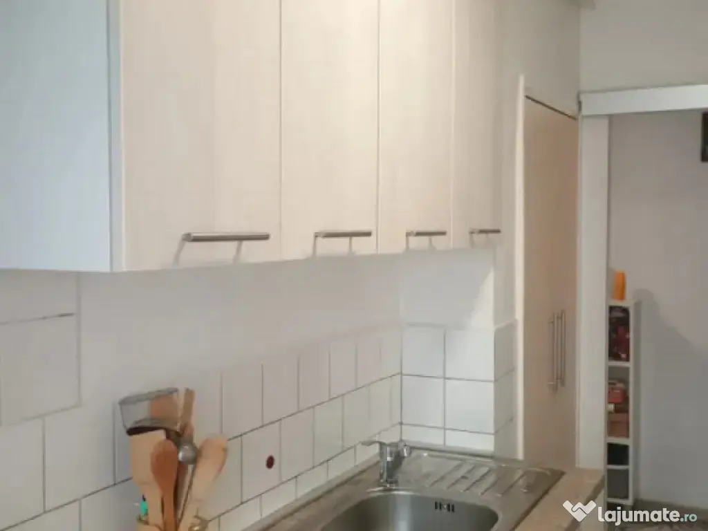 Apartament 2 camere, decomandat - zona Tractorul