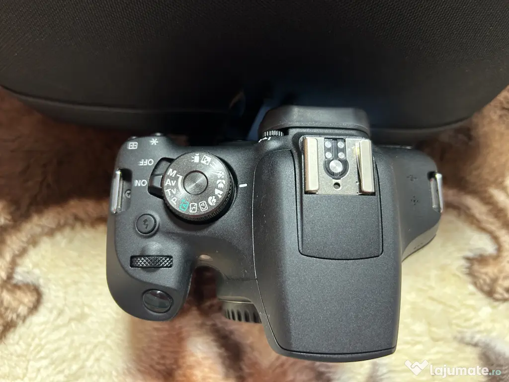 Canon EOS 2000D + obiectiv 18-55mm, stare ca nou.