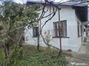Casa cu 3 camere, curte verde si spatioasa 