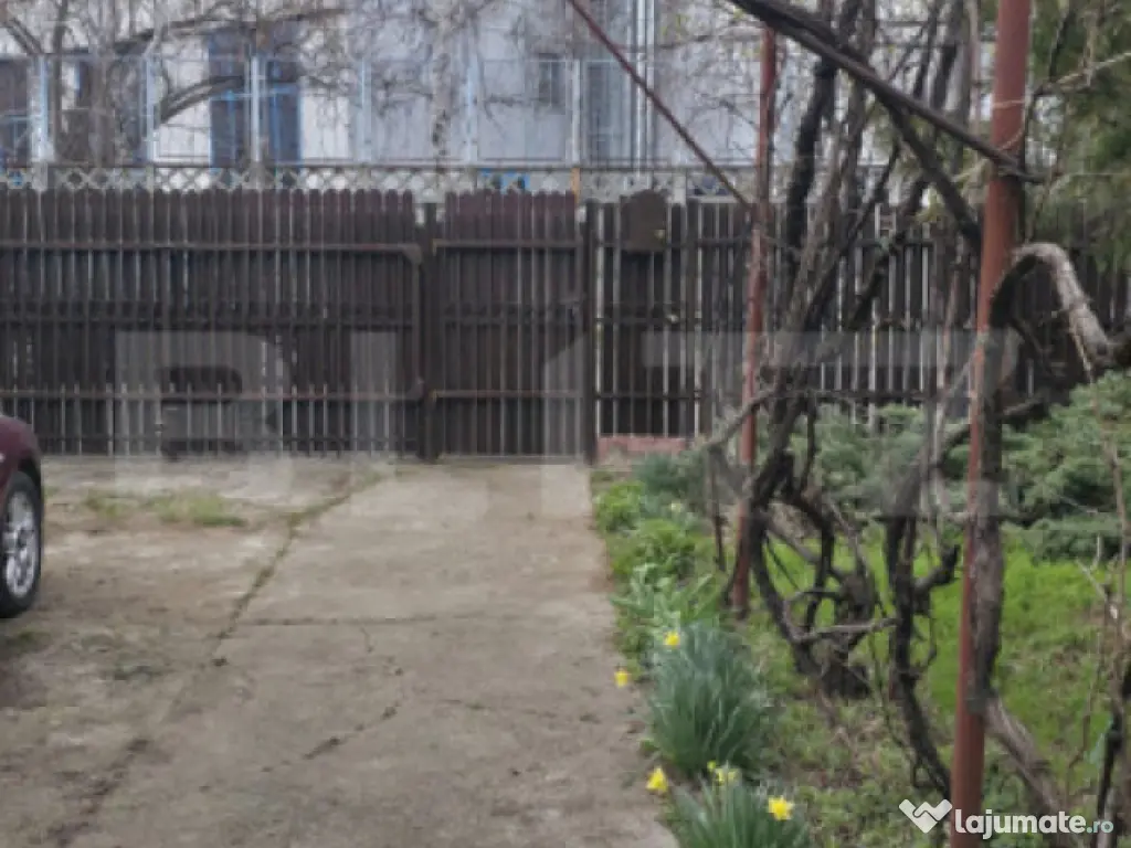 Casa cu 3 camere, curte verde si spatioasa