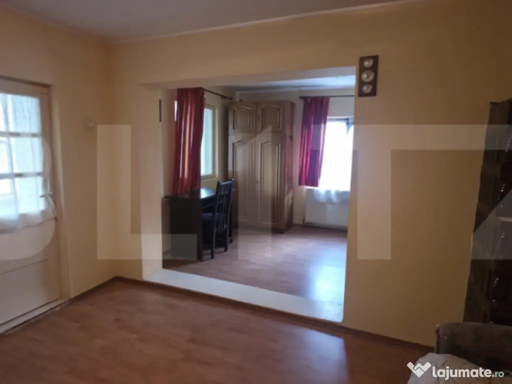 Casa cu 3 camere, curte verde si spatioasa