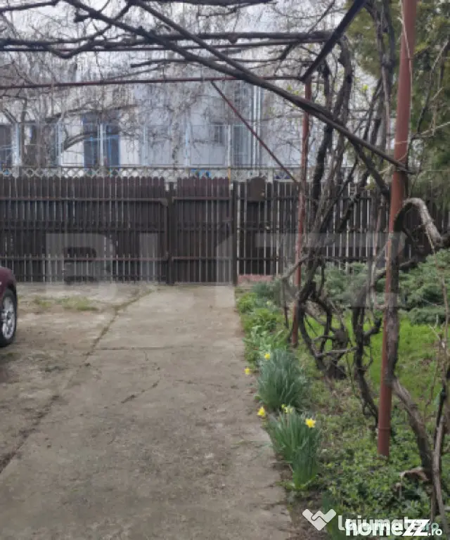 Casa cu 3 camere, curte verde si spatioasa 400 mp,zona Barie - Ploiesti (Prahova)
