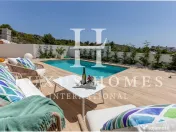 Vilă modernă cu piscină, terasă pe acoperiș și vedere uimitoare la mare