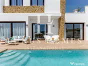 Vilă modernă cu piscină, terasă pe acoperiș și vedere uimitoare la mare