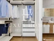 Vilă modernă cu piscină, terasă pe acoperiș și vedere uimitoare la mare