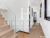 Vilă modernă cu piscină, terasă pe acoperiș și vedere uimitoare la mare