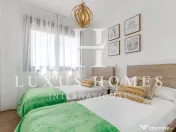 Vilă modernă cu piscină, terasă pe acoperiș și vedere uimitoare la mare