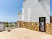 Vilă modernă cu piscină, terasă pe acoperiș și vedere uimitoare la mare