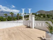 Vilă modernă cu piscină, terasă pe acoperiș și vedere uimitoare la mare