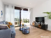 Vilă modernă cu piscină, terasă pe acoperiș și vedere uimitoare la mare