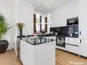 Vilă modernă cu piscină, terasă pe acoperiș și vedere uimitoare la mare