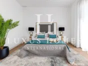 Vilă modernă cu piscină, terasă pe acoperiș și vedere uimitoare la mare