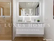 Vilă modernă cu piscină, terasă pe acoperiș și vedere uimitoare la mare