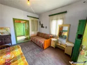 Film! Casa din lemn,cu doua camere, pe domeniu de 2.819 mp, 