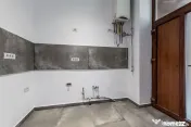 O locuință așezată între două repere ale centrului ...