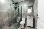 O locuință așezată între două repere ale centrului ...