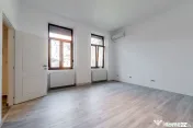 O locuință așezată între două repere ale centrului ...