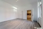 O locuință așezată între două repere ale centrului ...