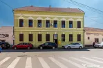 O locuință așezată între două repere ale centrului ...