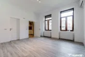 O locuință așezată între două repere ale centrului ...
