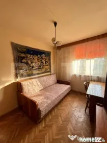 Apartament cu 3 camere, etajul 1, decomandat