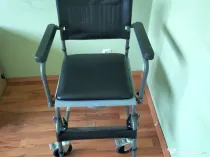 Scaun cu roti și oala