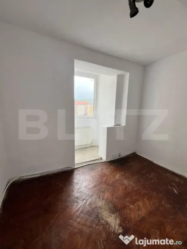 Apartament cu 4 camere, etaj 3, zona Sensul Vechi