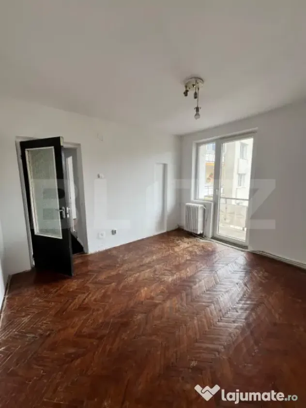 Apartament cu 4 camere, etaj 3, zona Sensul Vechi