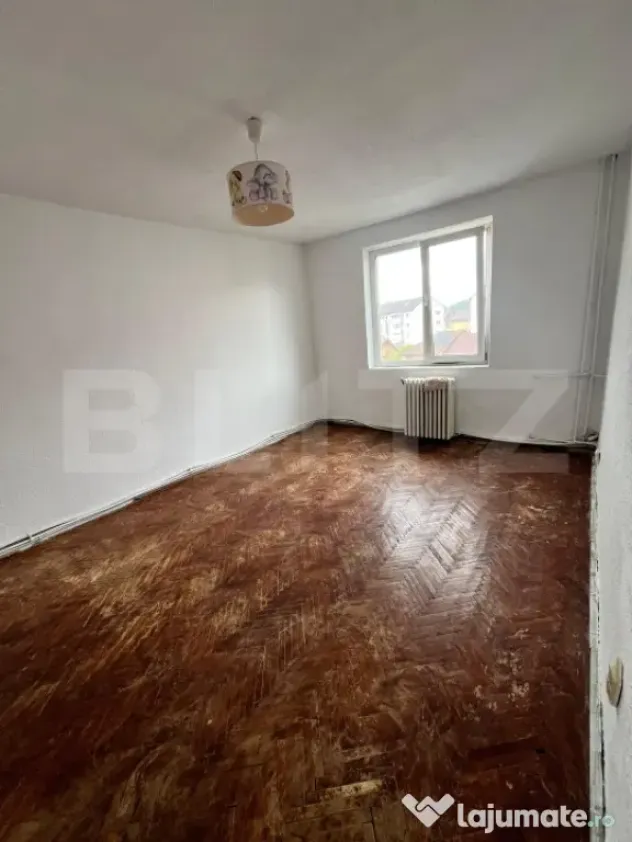 Apartament cu 4 camere, etaj 3, zona Sensul Vechi