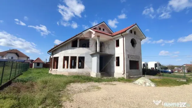 Vilă la roșu, tencuită, 5 camere, 240 mp util, Sânmar... - Sanmartin (Bihor)