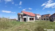 Vilă la roșu, tencuită, 5 camere, 240 mp util, Sânmar... 