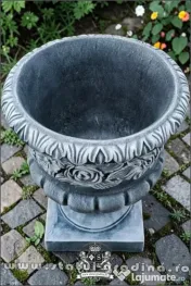 Vază ornament cu picior, gri patinat, model V7.