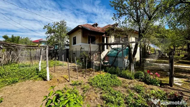 Casă de vacanță, 4200 mp teren, panoramă superbă, sat