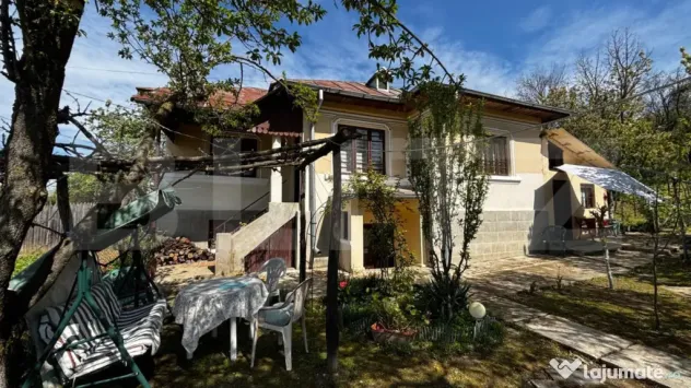 Casă de vacanță, 4200 mp teren, panoramă superbă, sat