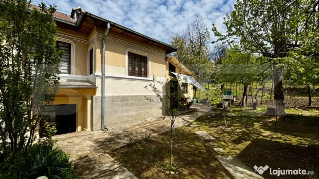 Casă de vacanță, 4200 mp teren, panoramă superbă, sat