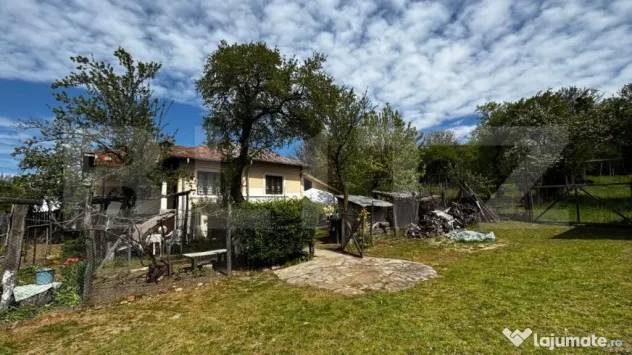 Casă de vacanță, 4200 mp teren, panoramă superbă, sat