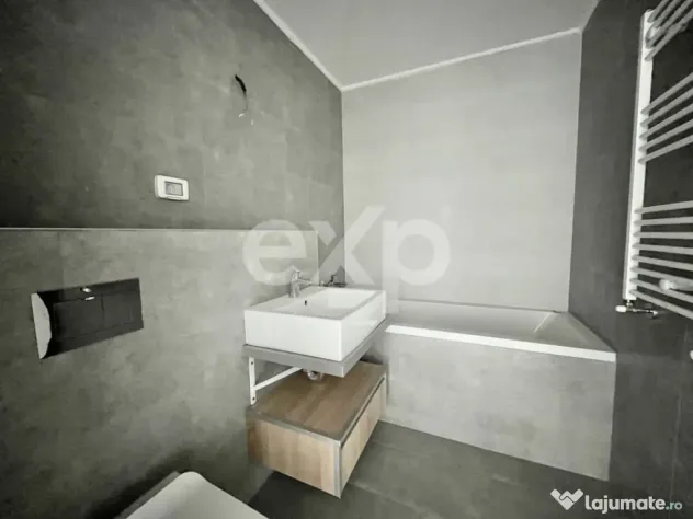De vanzare apartament 2 camere parcare subterana piscina ext