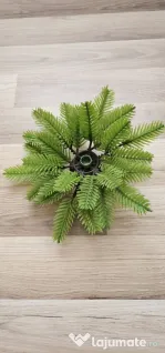 Vand un ornament din crengute de brad artificial cu orificiu in mijloc pentru o lumanare
