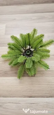 Vand un ornament din crengute de brad artificial cu orificiu in mijloc pentru o lumanare 