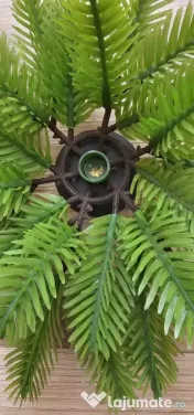 Vand un ornament din crengute de brad artificial cu orificiu in mijloc pentru o lumanare 