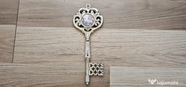 Vand o cheie din plastic cu termometru si o imagine cu Fecioara Maria si Domnul nostru Isus Hristos