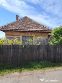 Casă de vânzare în comuna Caraula – 65 mp, teren genero