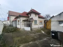 Casă 50 mp cu 2 camere + anexă, garaj și teren 719 mp zon