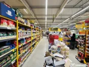 Centru comercial 1200 mp , 4000 mp parcare , ideal investiti