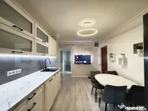 Apartament 3 camere, 2 bai, 2 balcoane, etaj 1, langa Piata